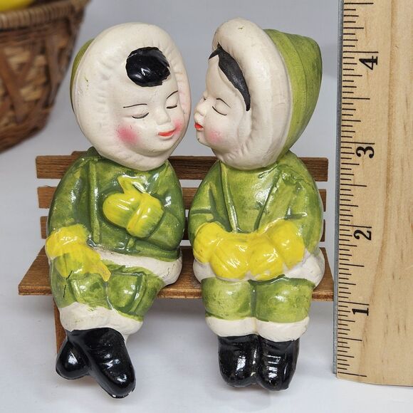 Vtg Salt Pepper Shakers Set Kissing Eskimo Couple Bench Sitters Asian 70s Green - Picture 4 of 11